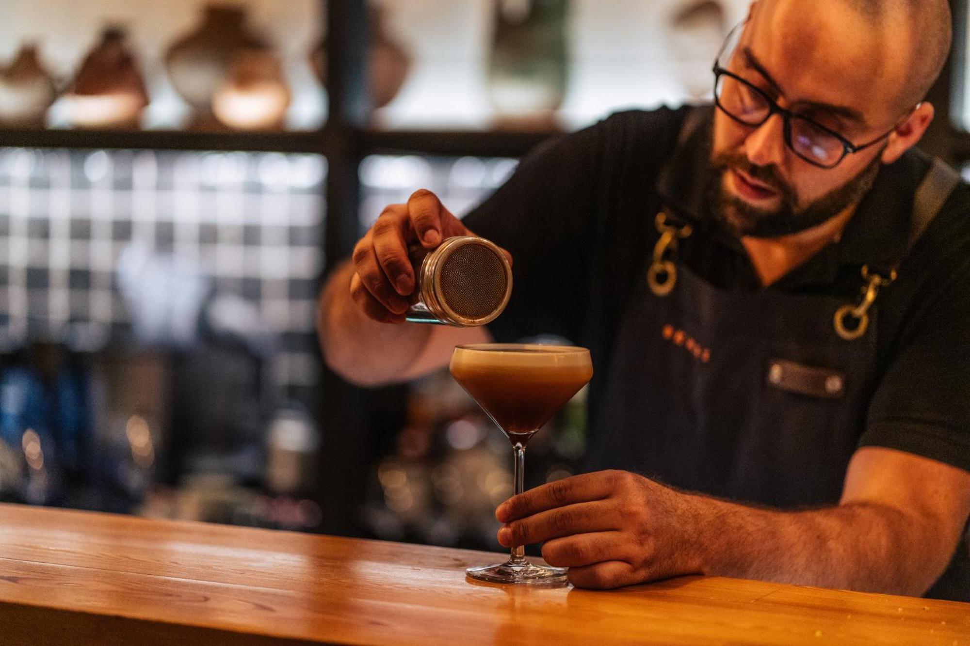 Sensi Azores Nature And Spa Ginetes Eksteriør bilde A barista preparing a coffee drink