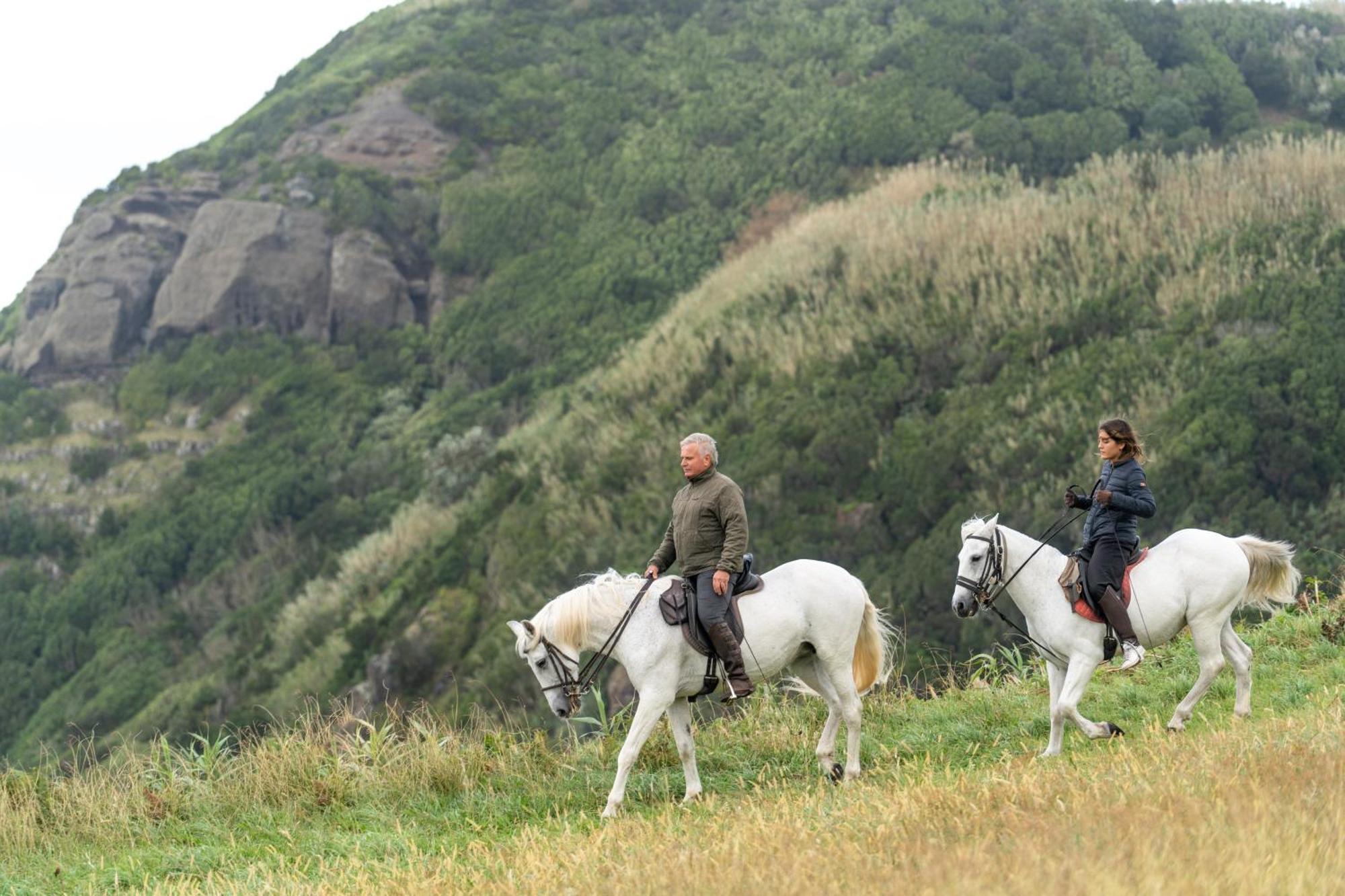 Sensi Azores Nature And Spa Ginetes Eksteriør bilde Horse riding in the park